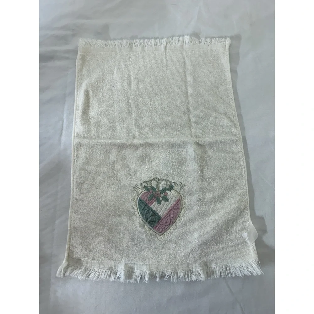 Christmas Holiday Ivory Fingertip Towel Embroidery Cotton Pink Heart Holly Vtg